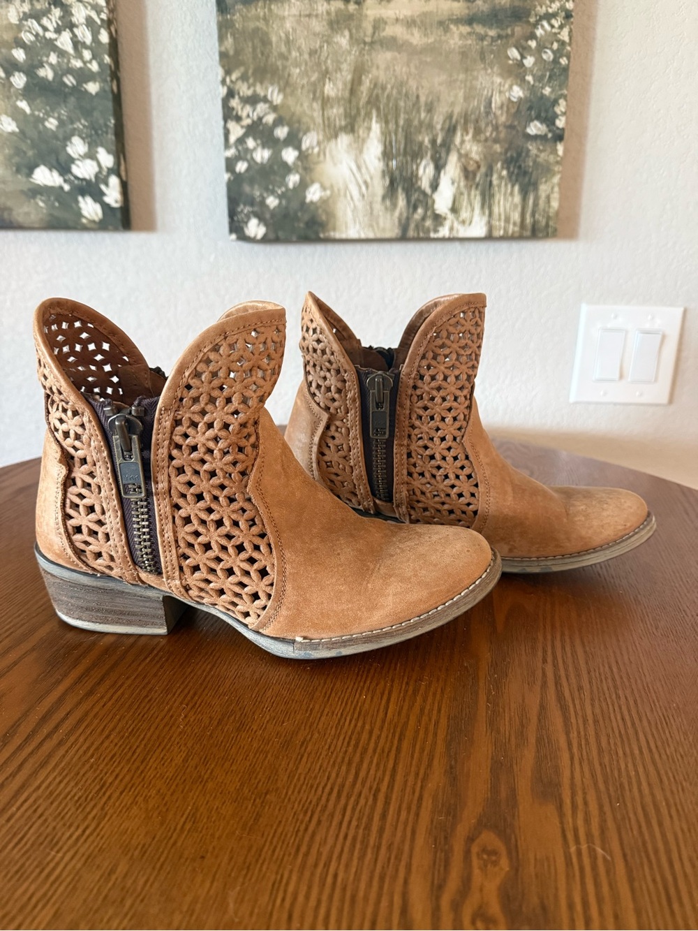 Circle G Women's Suede Cutout Ankle Booties in Tan Sz9